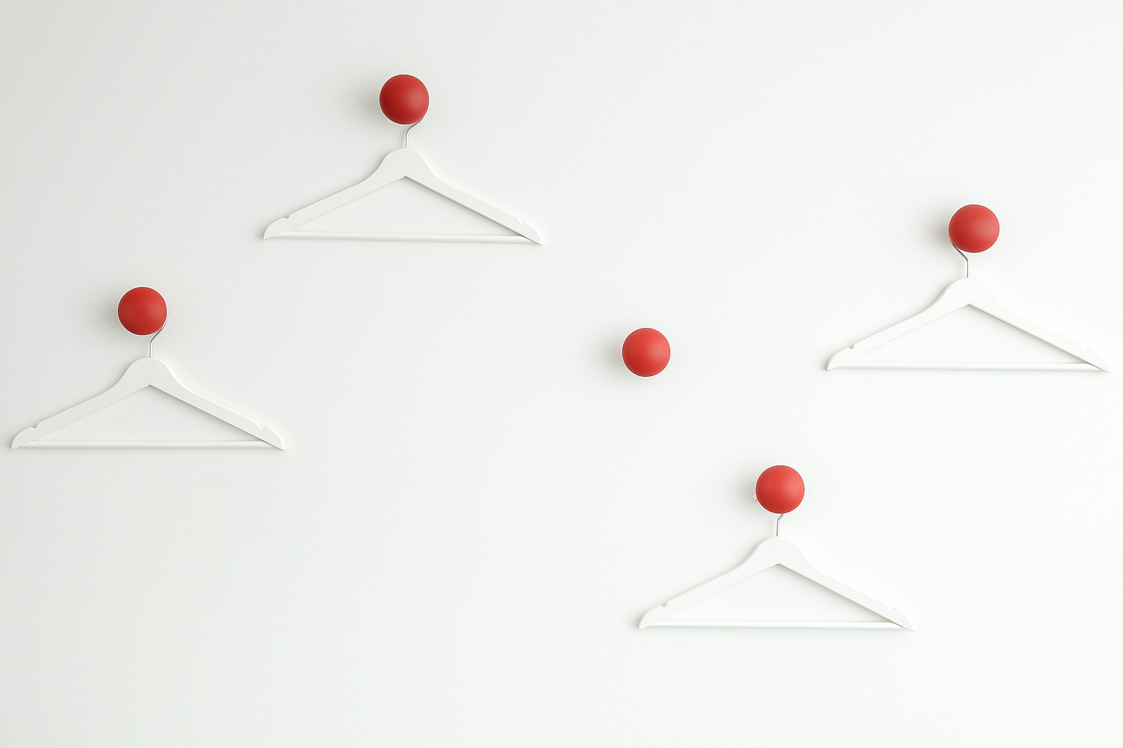 Joensuun Omena-hotellin Standard-huoneen naulakot